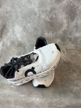 On Running women Cloudswift Sneakers in White and Black